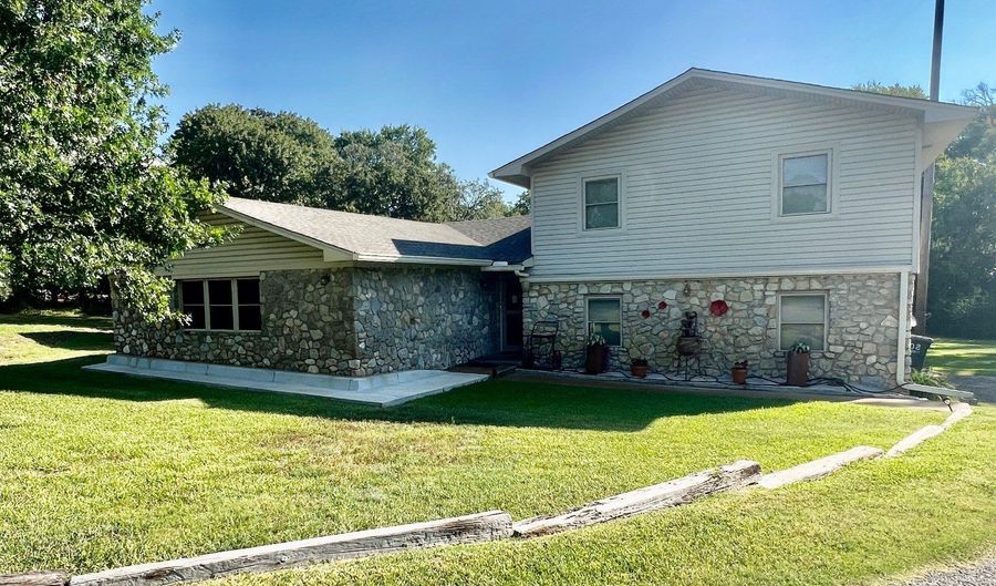 Spacious 4-Bedroom Home on 2.38 Acres with Country Charm, Ardmore, OK 73401 - 4 Beds, 4 Bath