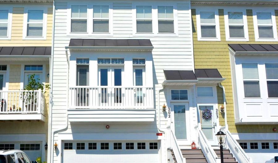 10900 HOLYSTONE Ln 202, Berlin, MD 21811 - 3 Beds, 4 Bath
