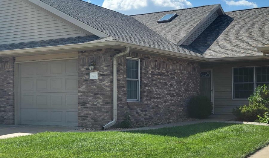 611 Spring View Cir, Beatrice, NE 68310 - 3 Beds, 2 Bath