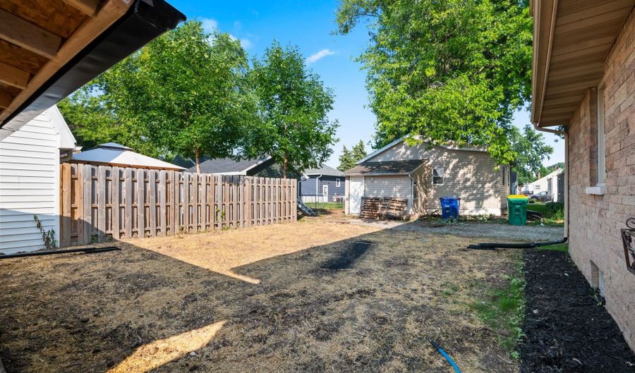 1074 6TH St, Green Bay, WI 54304 - 5 Beds, 1 Bath