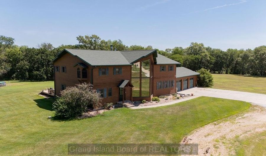 1910 9th St, Aurora, NE 68818 - 4 Beds, 3 Bath