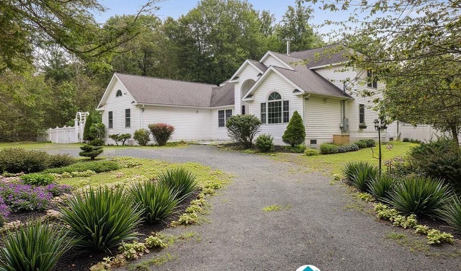 343 High Country Dr, Blakeslee, PA 18610 - 3 Beds, 3 Bath