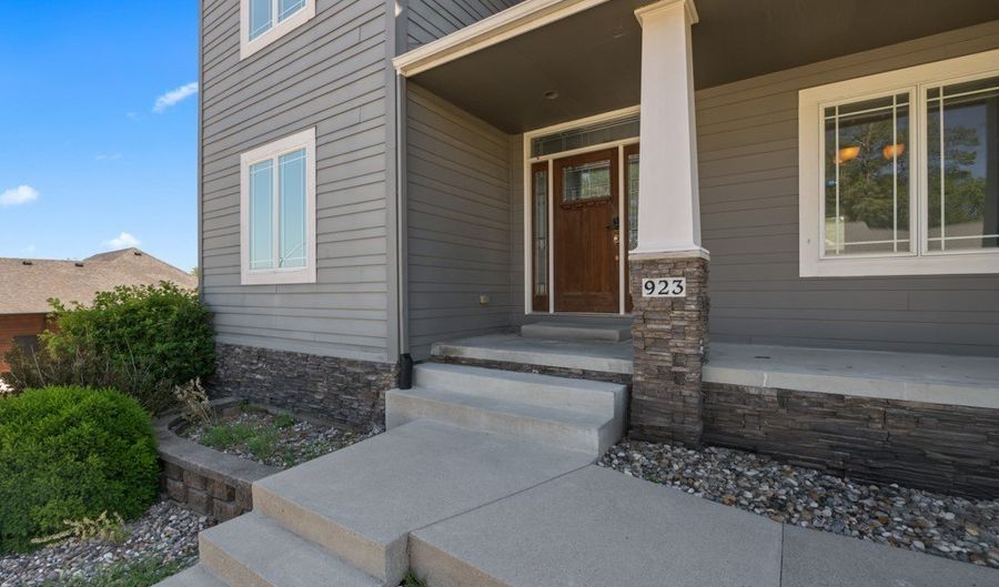923 S 10th St, Adel, IA 50003 - 5 Beds, 4 Bath