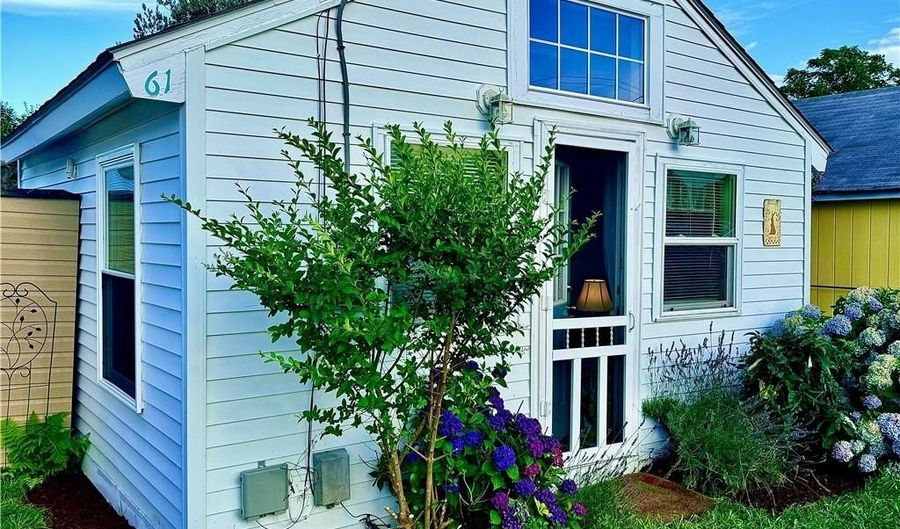 64 Burnside Ave, Narragansett, RI 02882 - 1 Beds, 1 Bath