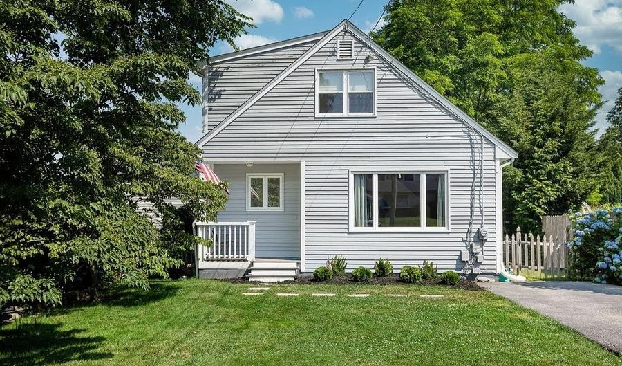 12 Ellen St, Bristol, RI 02809 - 3 Beds, 2 Bath