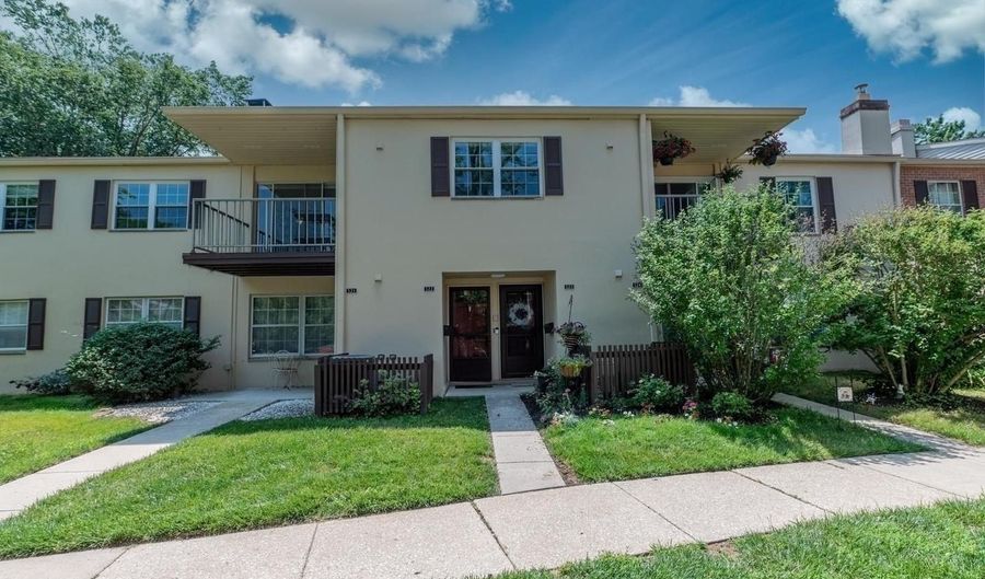 322 OLD FORGE Xing 322, Devon, PA 19333 - 2 Beds, 2 Bath