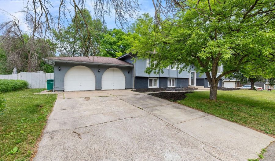 121 Chaparral Dr, Apple Valley, MN 55124 - 6 Beds, 3 Bath