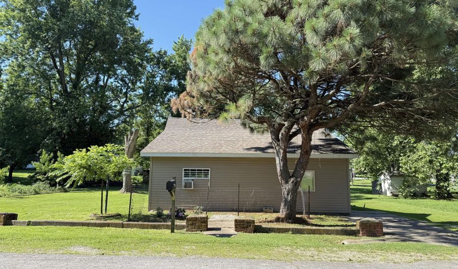 134 W Lee St, Aurora, MO 65605 - 3 Beds, 1 Bath