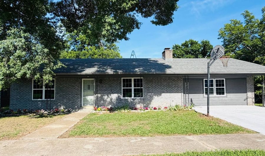 406 N Broadway, Beggs, OK 74421 - 3 Beds, 3 Bath