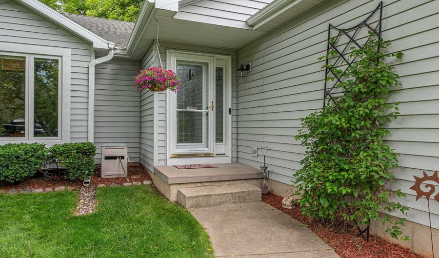 7549 W Village Crest Dr, Madison, WI 53719 - 4 Beds, 2 Bath