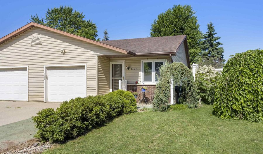 2407 S SCHAEFER St, Appleton, WI 54915 - 2 Beds, 1 Bath