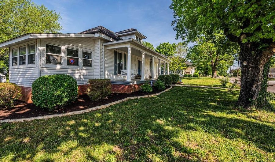 203 N College St, Auburn, KY 42206 - 3 Beds, 3 Bath