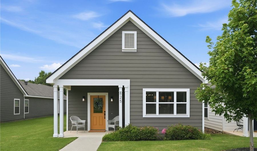 825 NE Heights Ln, Bentonville, AR 72712 - 3 Beds, 2 Bath