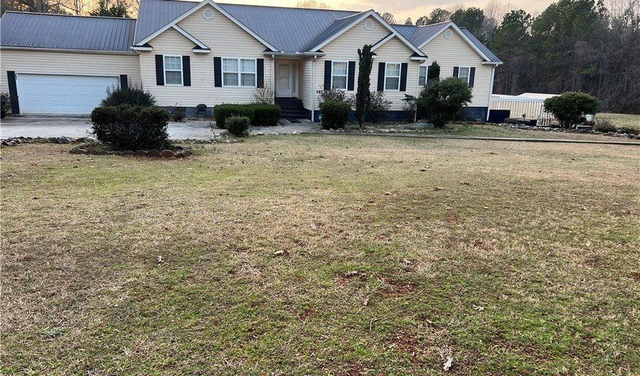 521 N Calhoun Shores Pkwy, Calhoun Falls, SC 29628 - 4 Beds, 5 Bath