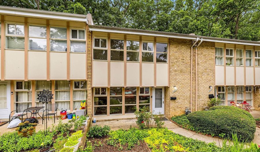 4471 FOREST GLEN Ct, Annandale, VA 22003 - 3 Beds, 2 Bath