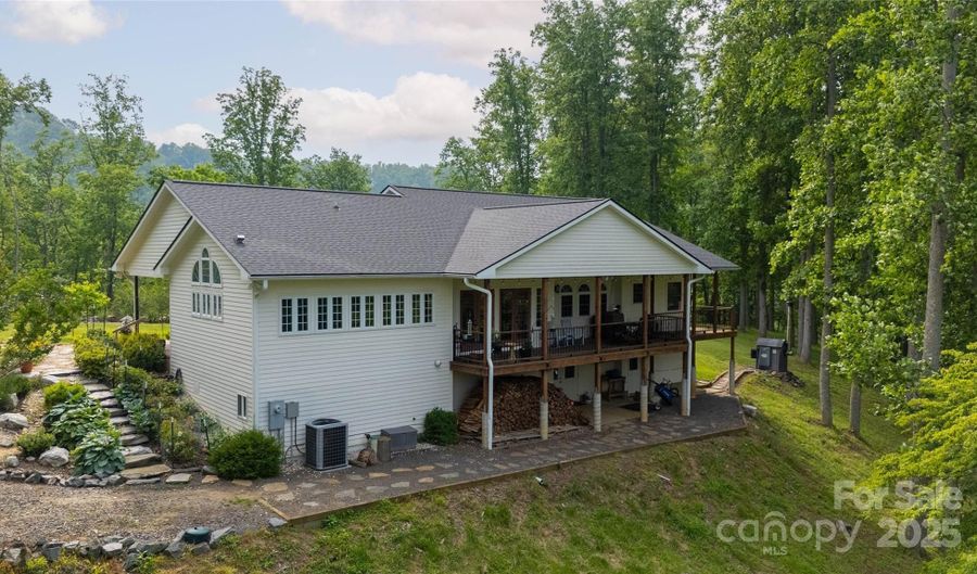 12 Riverview Dr, Bakersville, NC 28705 - 3 Beds, 3 Bath