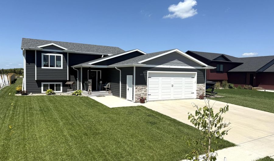1203 Nano Nagle Ave, Aberdeen, SD 57401 - 5 Beds, 3 Bath