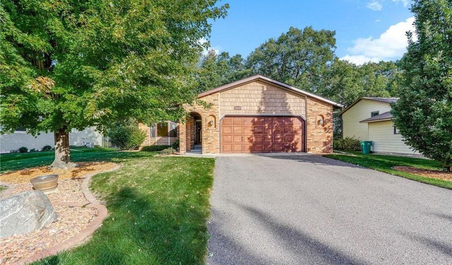 7454 Upper 24th St N, Oakdale, MN 55128 - 3 Beds, 2 Bath
