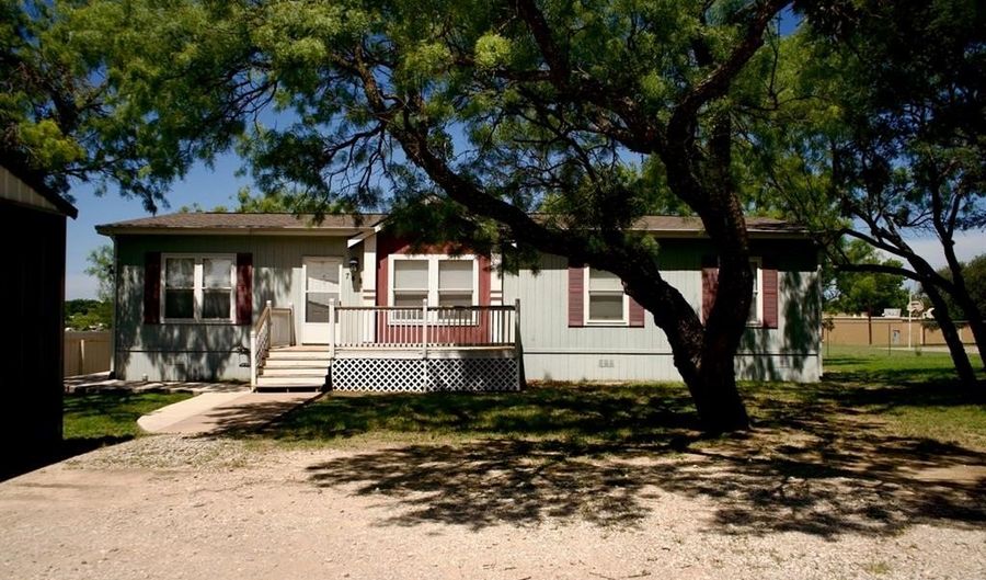 748 Williams St, Albany, TX 76430 - 3 Beds, 2 Bath