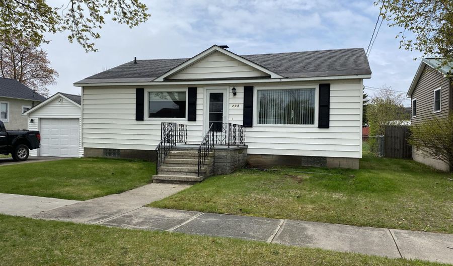 204 Charlotte St, Alpena, MI 49707 - 2 Beds, 2 Bath