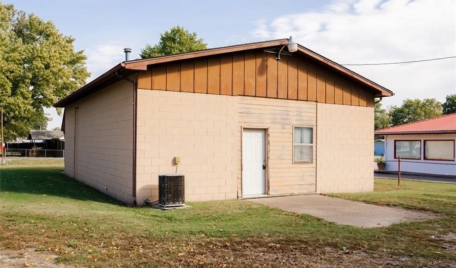 1000 4th St, Altamont, KS 67330 - 0 Beds, 0 Bath
