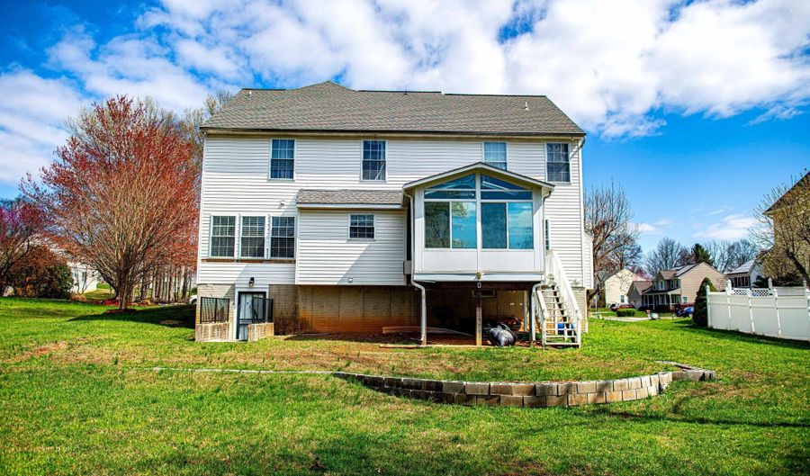 394 HILLCREST Dr, Aberdeen, MD 21001 - 5 Beds, 5 Bath