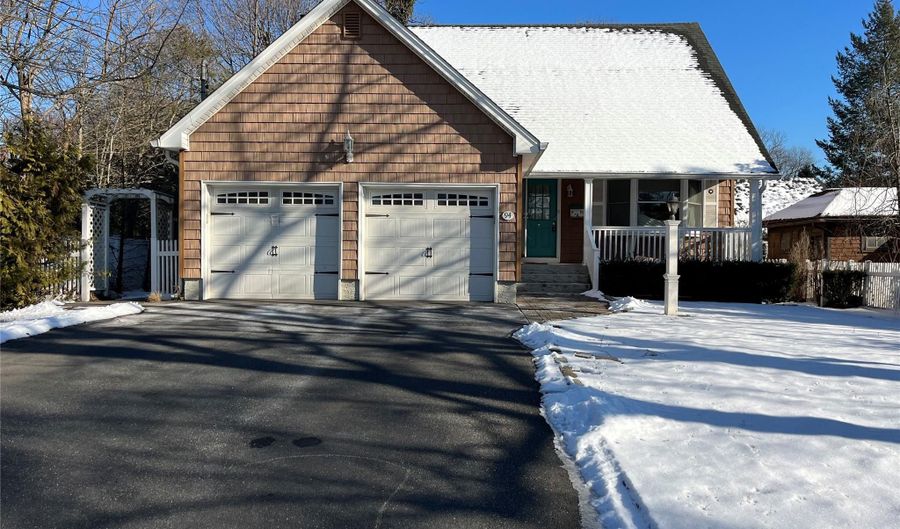94 Carman Pl, Amityville, NY 11701 - 3 Beds, 3 Bath