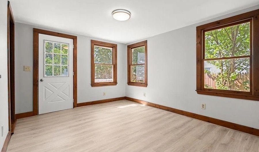 6 Richs Ct, Amesbury, MA 01913 - 4 Beds, 2 Bath