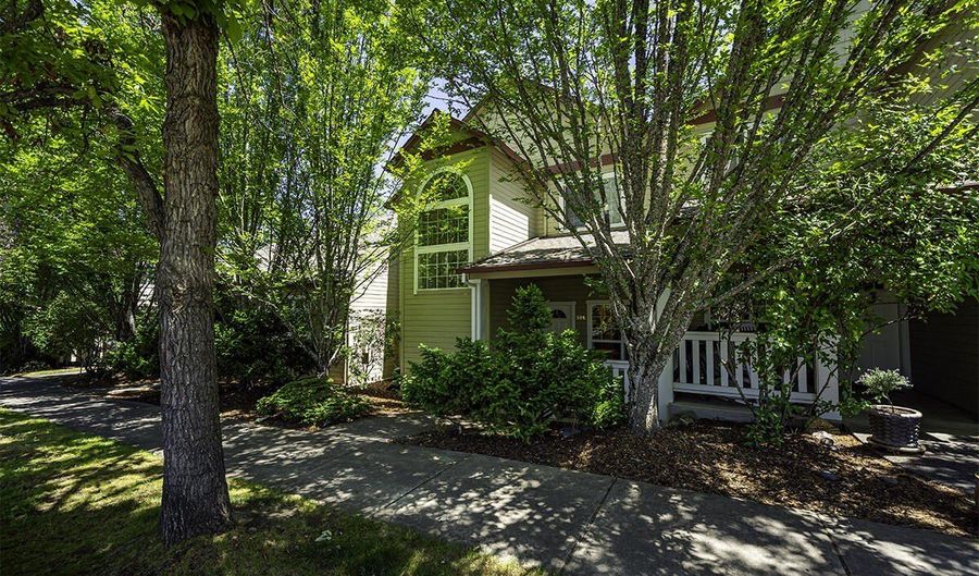 906 Mary Jane Ave, Ashland, OR 97520 - 3 Beds, 3 Bath
