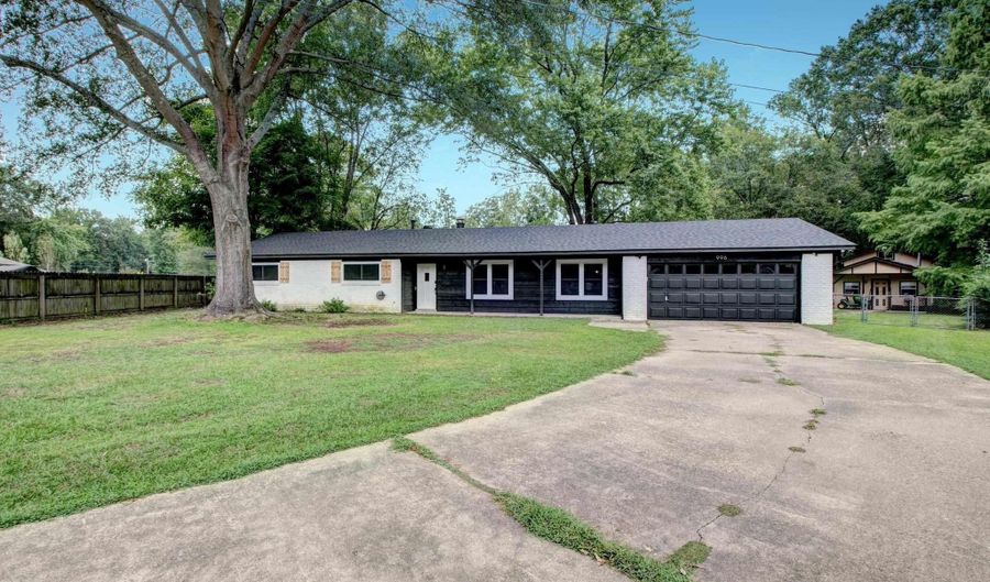 996 Hacienda Dr, Benton, AR 72019 - 3 Beds, 2 Bath