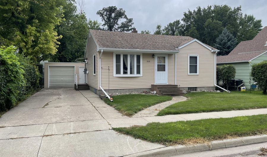 808 SE 10th Ave, Aberdeen, SD 57401 - 2 Beds, 2 Bath