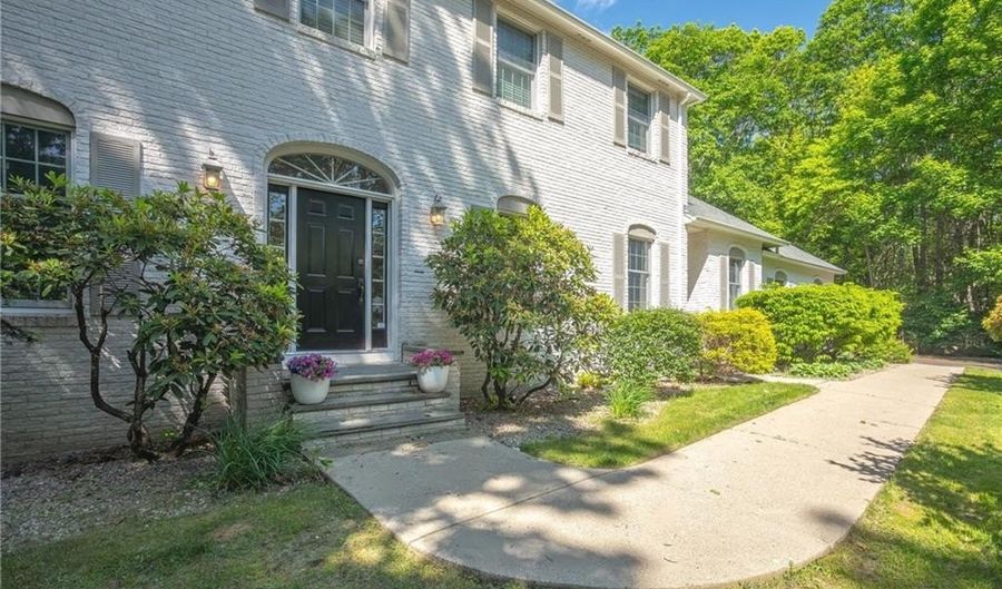 125 Fernwood Dr, East Greenwich, RI 02818 - 4 Beds, 4 Bath