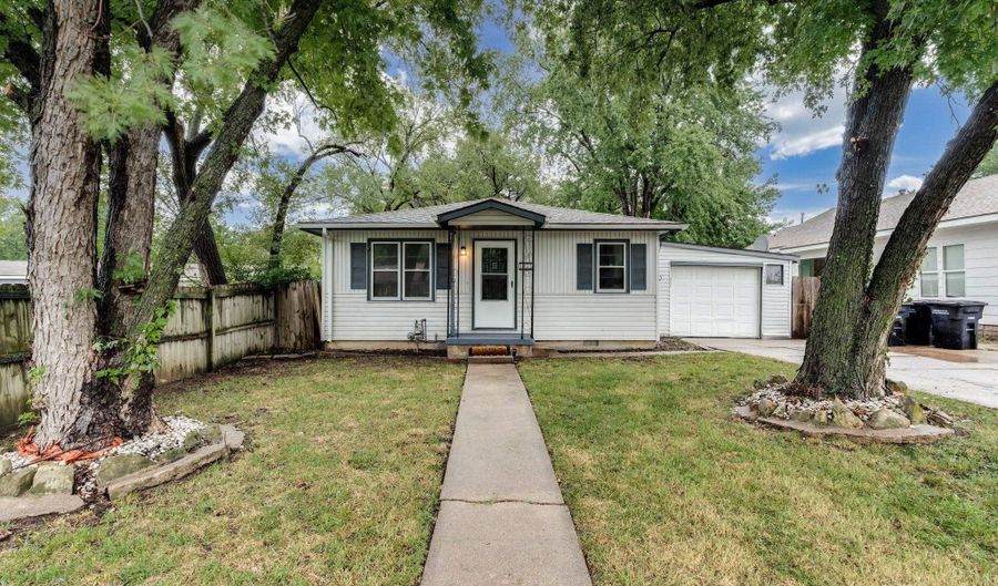 1233 Money St, Augusta, KS 67010 - 3 Beds, 1 Bath