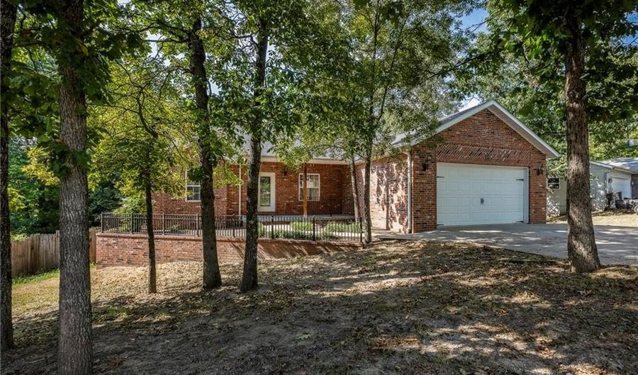 40 Merritt Dr, Bella Vista, AR 72714 - 4 Beds, 3 Bath