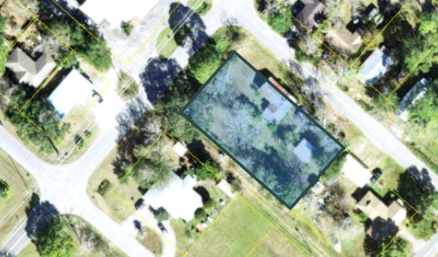 128 16th St, Apalachicola, FL 32320 - 3 Beds, 1 Bath