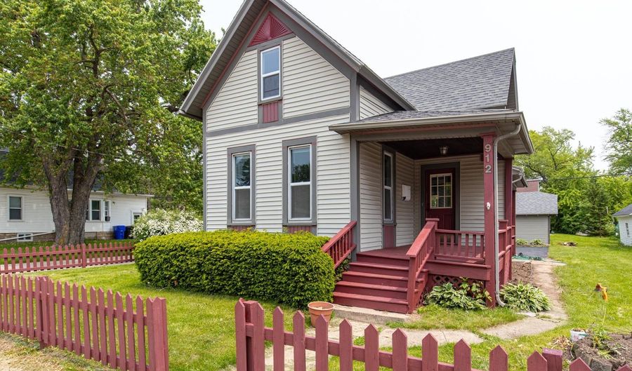 912 N RICHMOND St, Appleton, WI 54911 - 3 Beds, 2 Bath