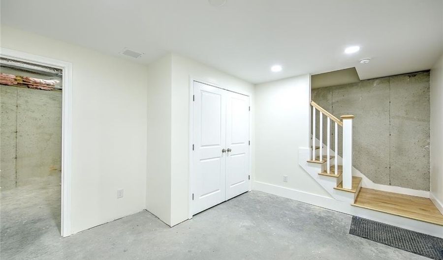 29 Graves Ave, North Smithfield, RI 02896 - 3 Beds, 3 Bath