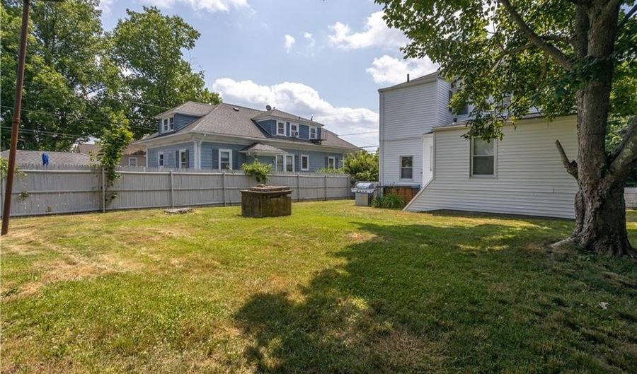 291 Maple Ave 1, Barrington, RI 02806 - 2 Beds, 1 Bath
