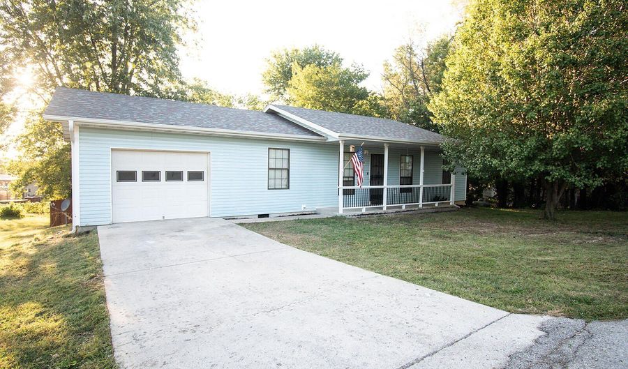 913 Nichols St, Ava, MO 65608 - 3 Beds, 2 Bath