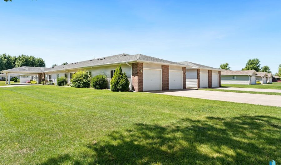 701 S 3rd St, Beresford, SD 57004 - 2 Beds, 2 Bath