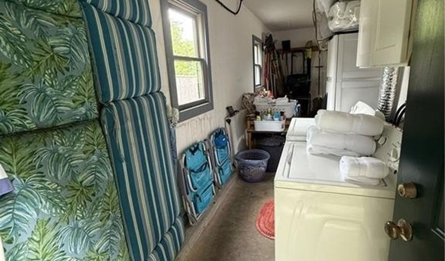 141 Coggeshall Ave, Newport, RI 02840 - 1 Beds, 1 Bath