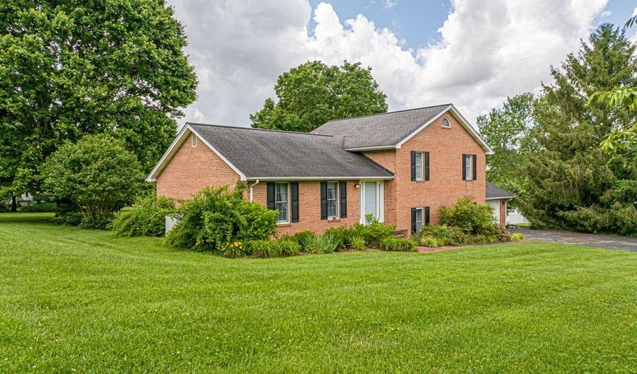 19464 Triple Crown Dr, Abingdon, VA 24211 - 3 Beds, 3 Bath