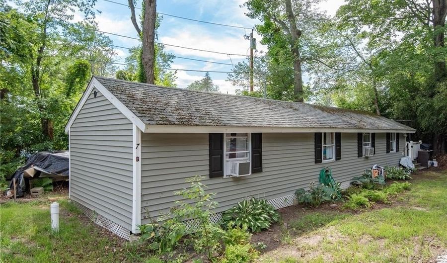 76 Long Meadow Dr, Glocester, RI 02814 - 1 Beds, 1 Bath
