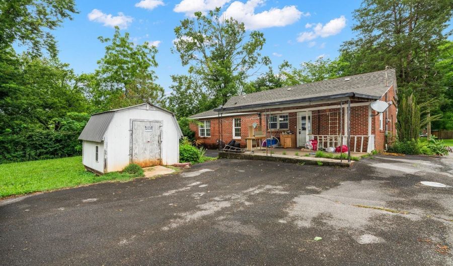 110 S Kilgore St, Athens, TN 37303 - 3 Beds, 2 Bath