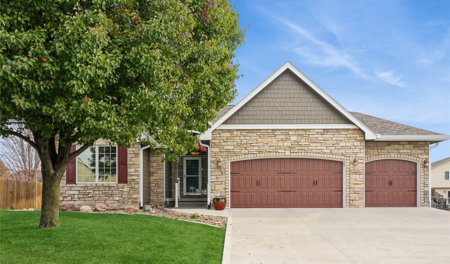 1703 Pinewood Ct SW, Altoona, IA 50009 - 4 Beds, 3 Bath