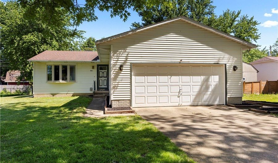 536 Fieldstone Dr, Amherst, OH 44001 - 4 Beds, 2 Bath