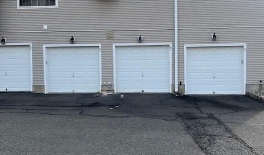 35 Ashley Ct, Bedminster, NJ 07921 - 2 Beds, 3 Bath