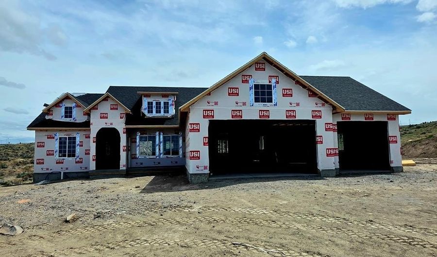 3083 Lancer Ave, Ammon, ID 83406 - 6 Beds, 3 Bath