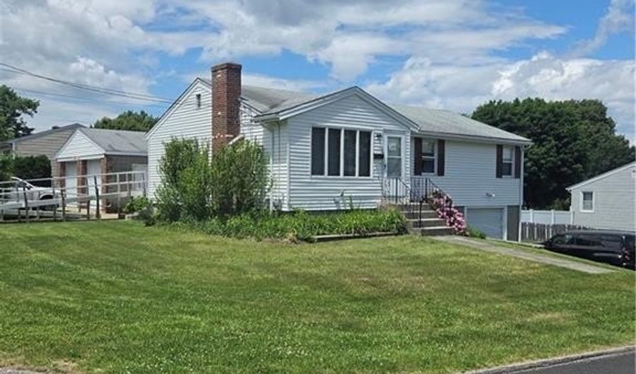 28 City View Pkwy, Johnston, RI 02919 - 3 Beds, 1 Bath