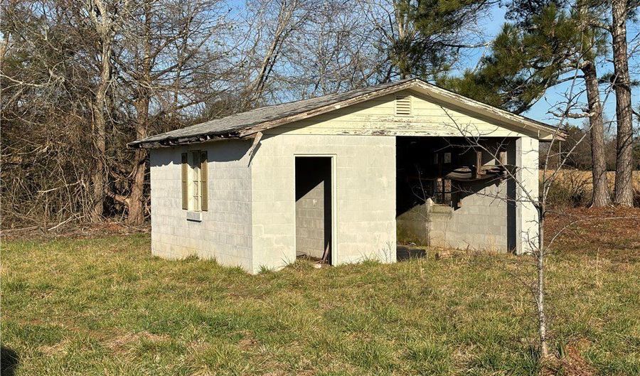2267 Flat Rock Rd, Abbeville, SC 29620 - 2 Beds, 1 Bath